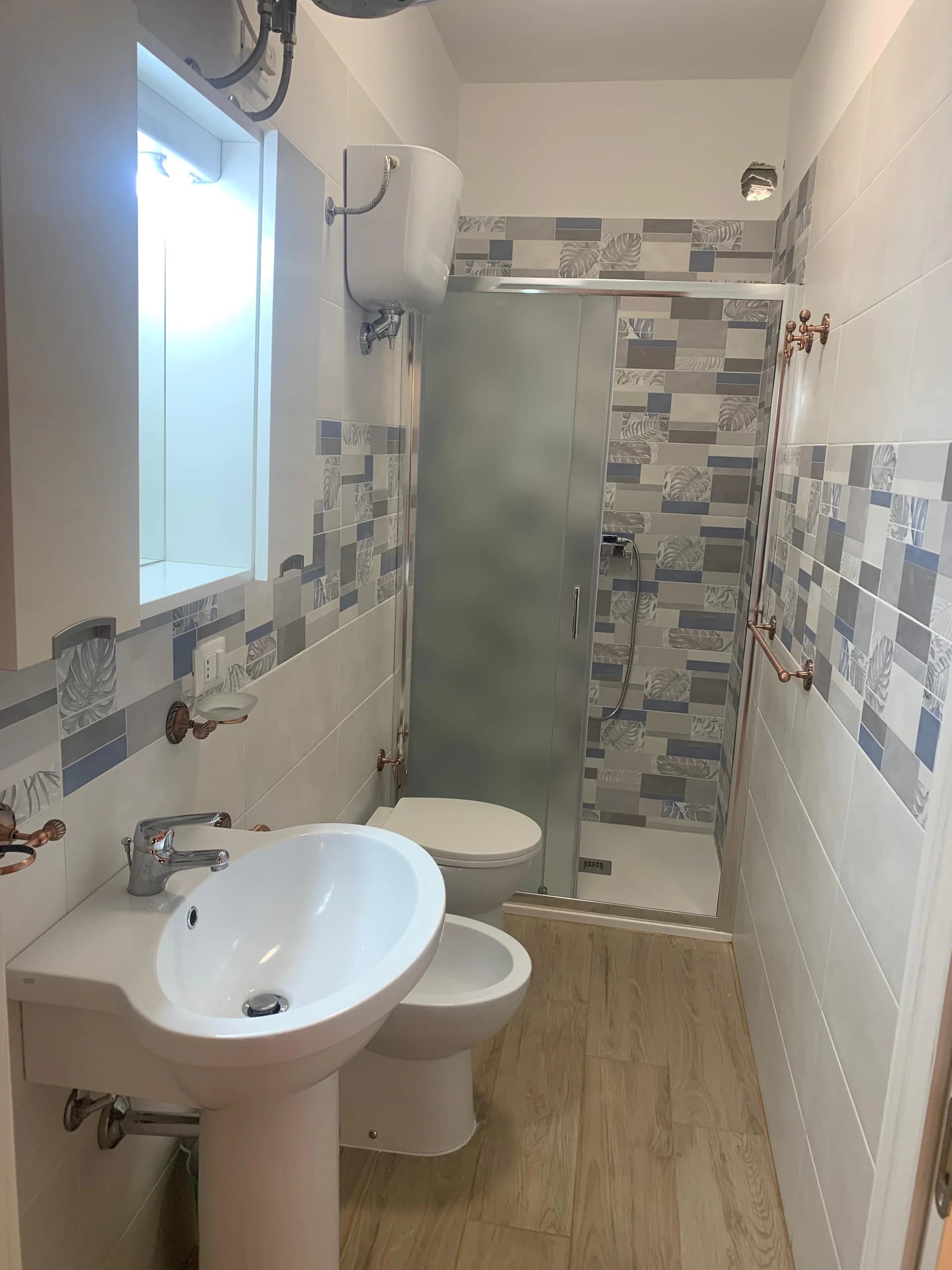 Bagno con box doccia