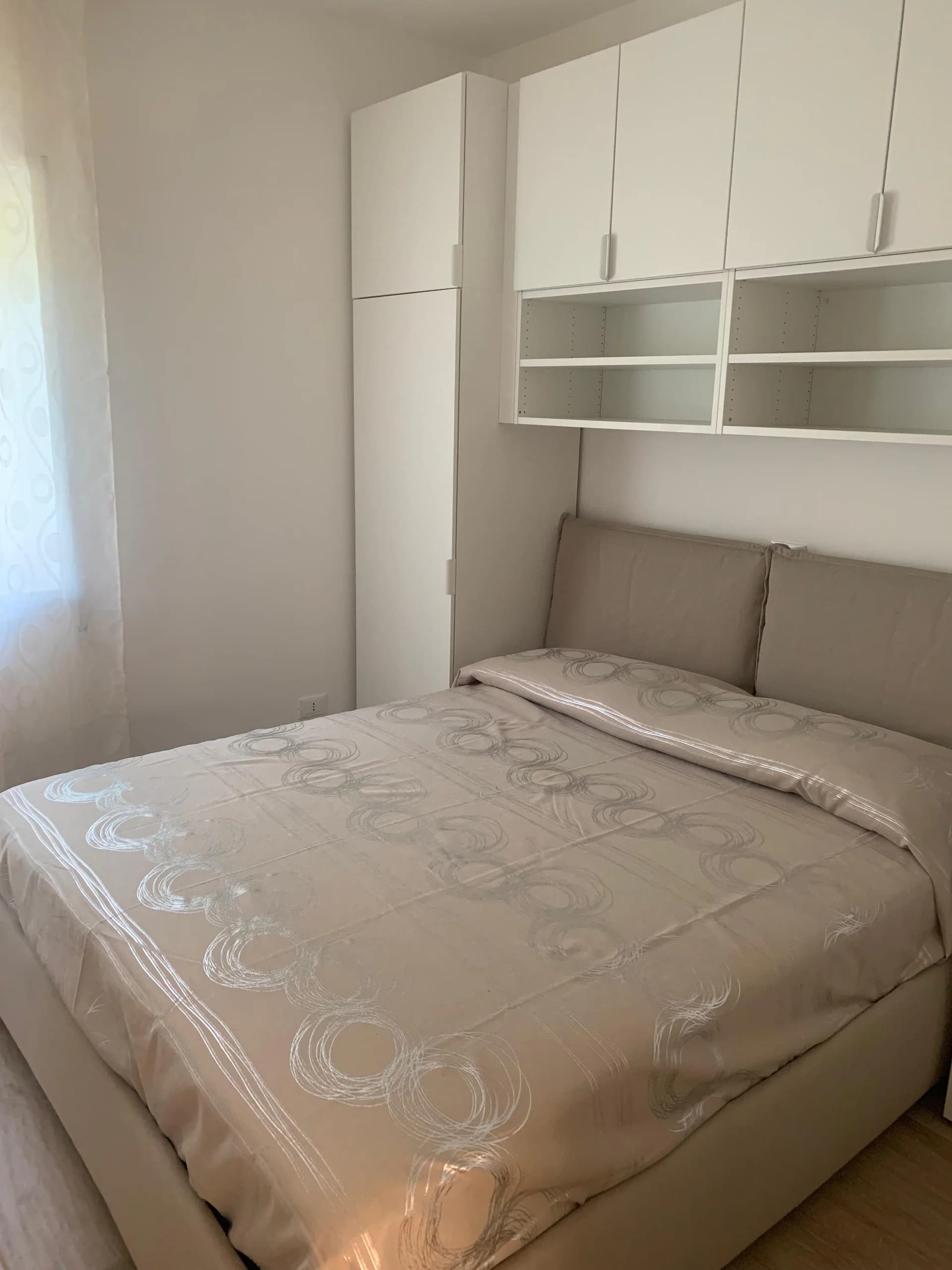 Letto matrimoniale con pensili a ponte