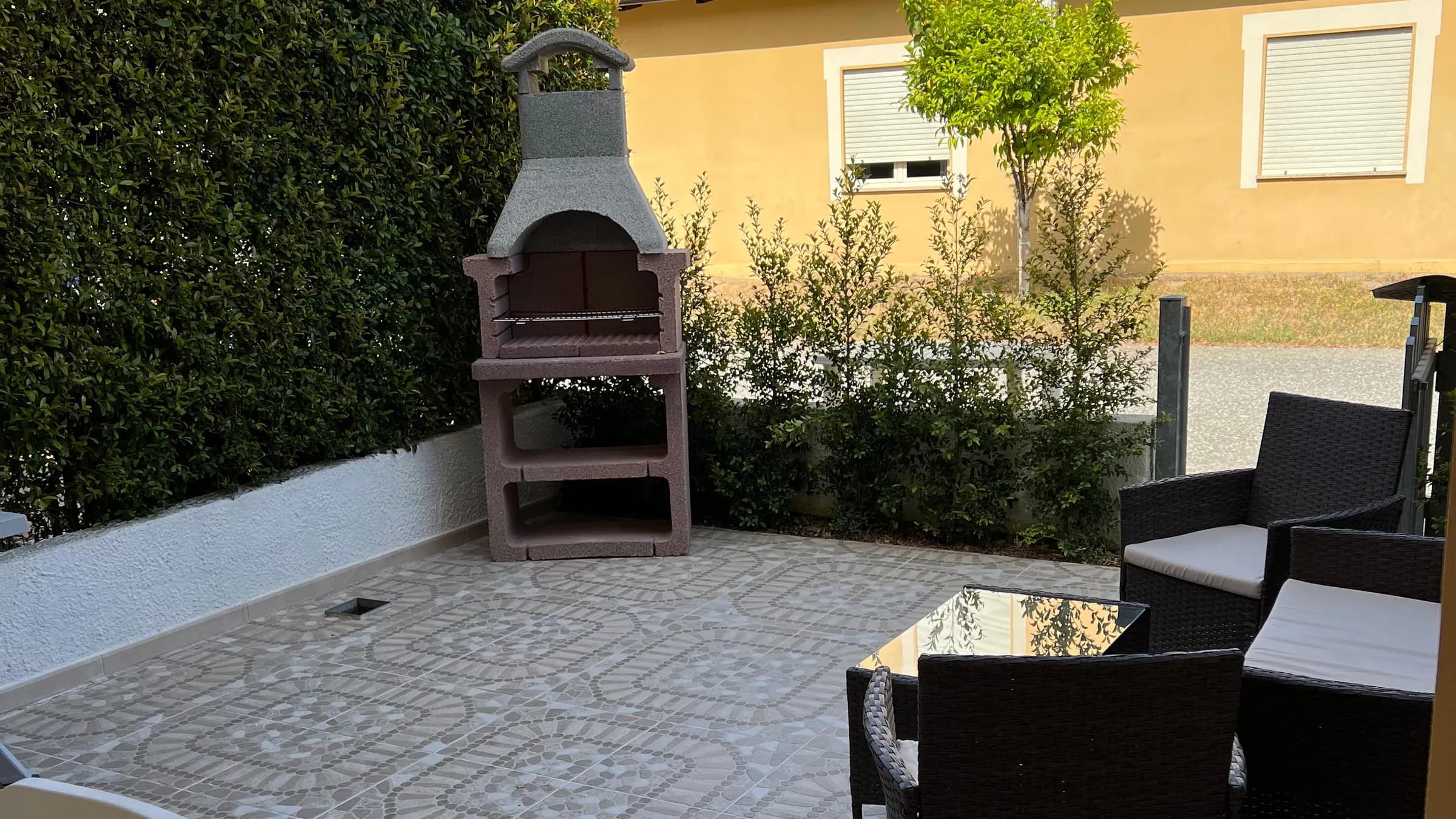 Terrazza con barbecue e salottino esterno