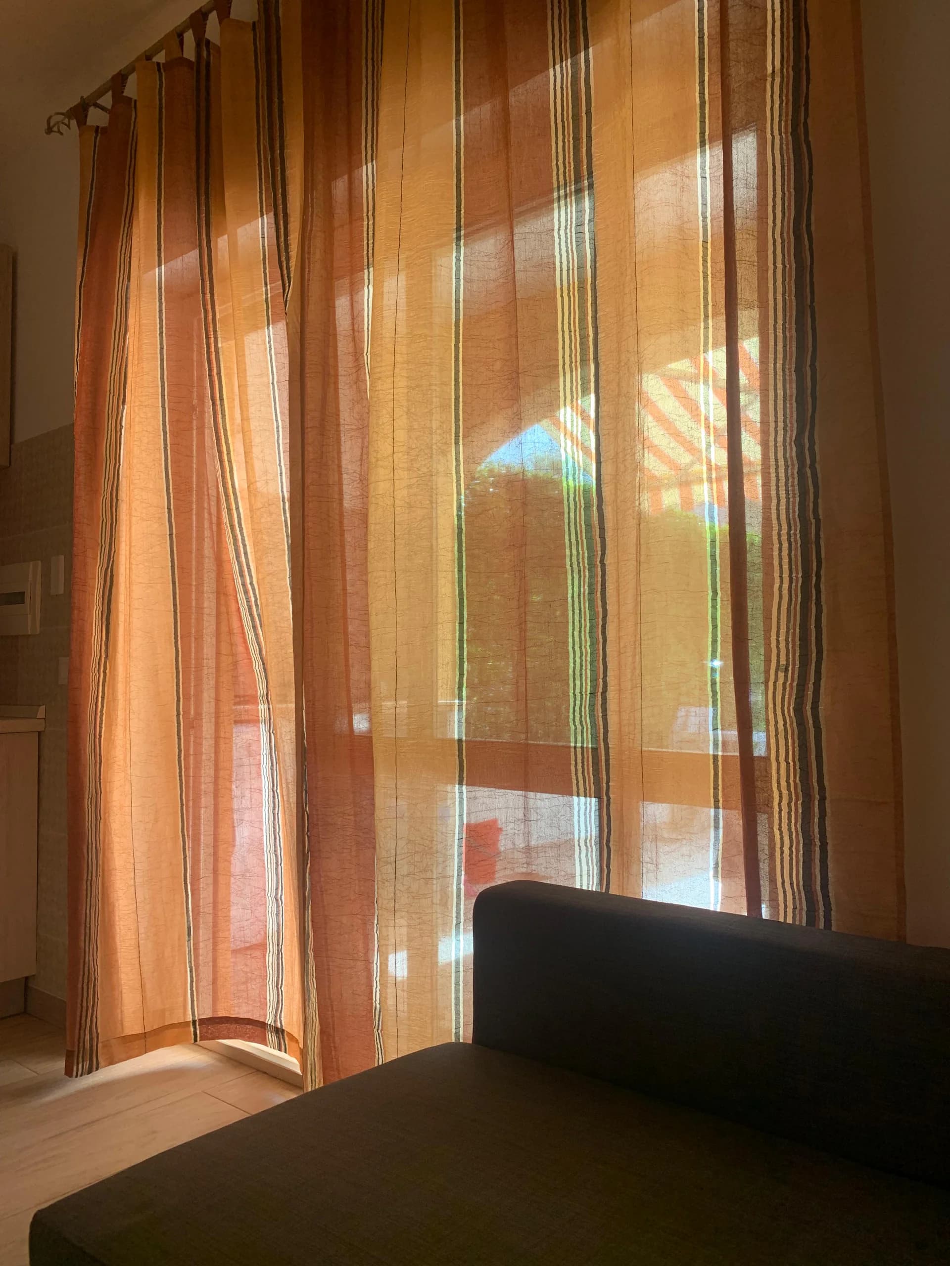 Dettaglio del soggiorno con luce naturale