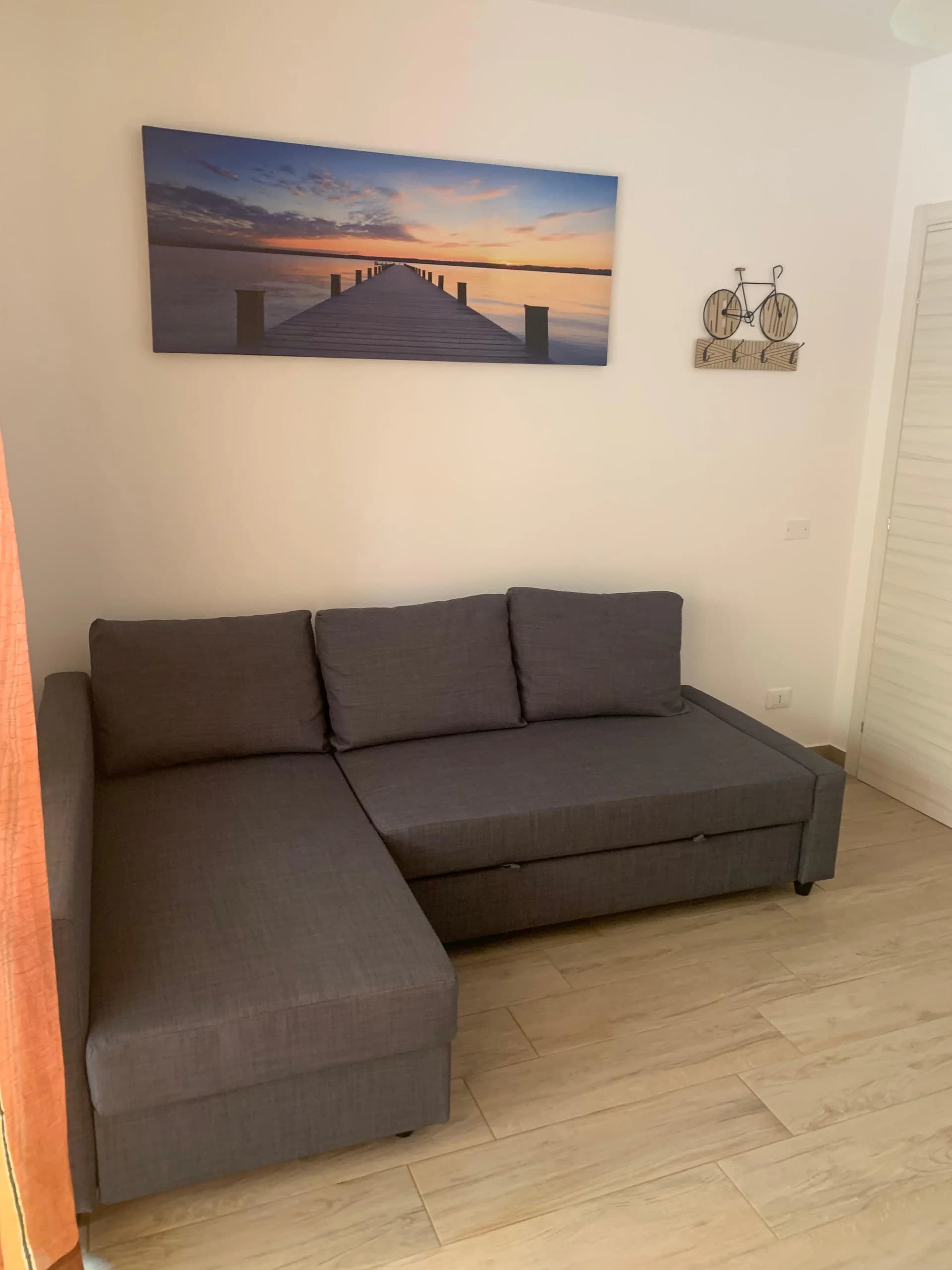 Soggiorno con divano angolare