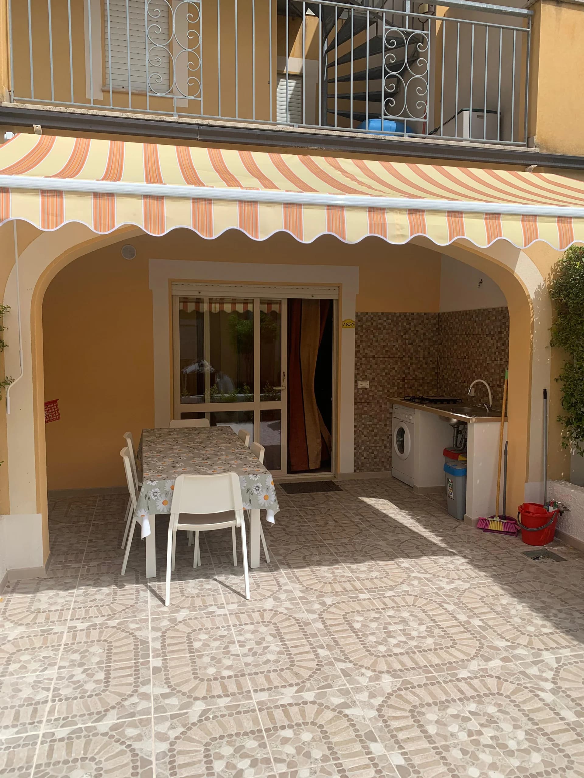 Veranda con tavolo e cucina esterna