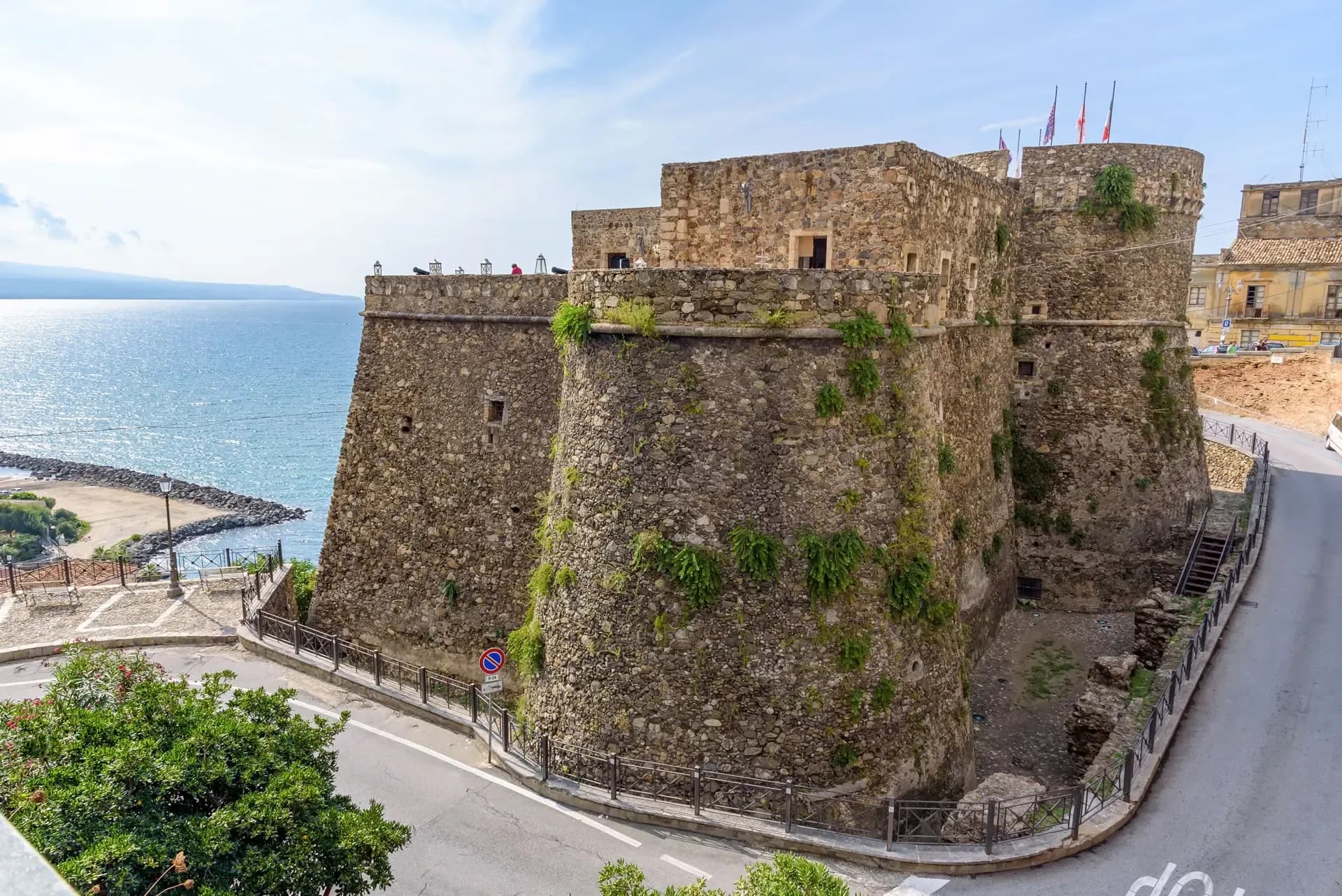 Il Castello Murat di Pizzo, con le torri in pietra affacciate sul mare