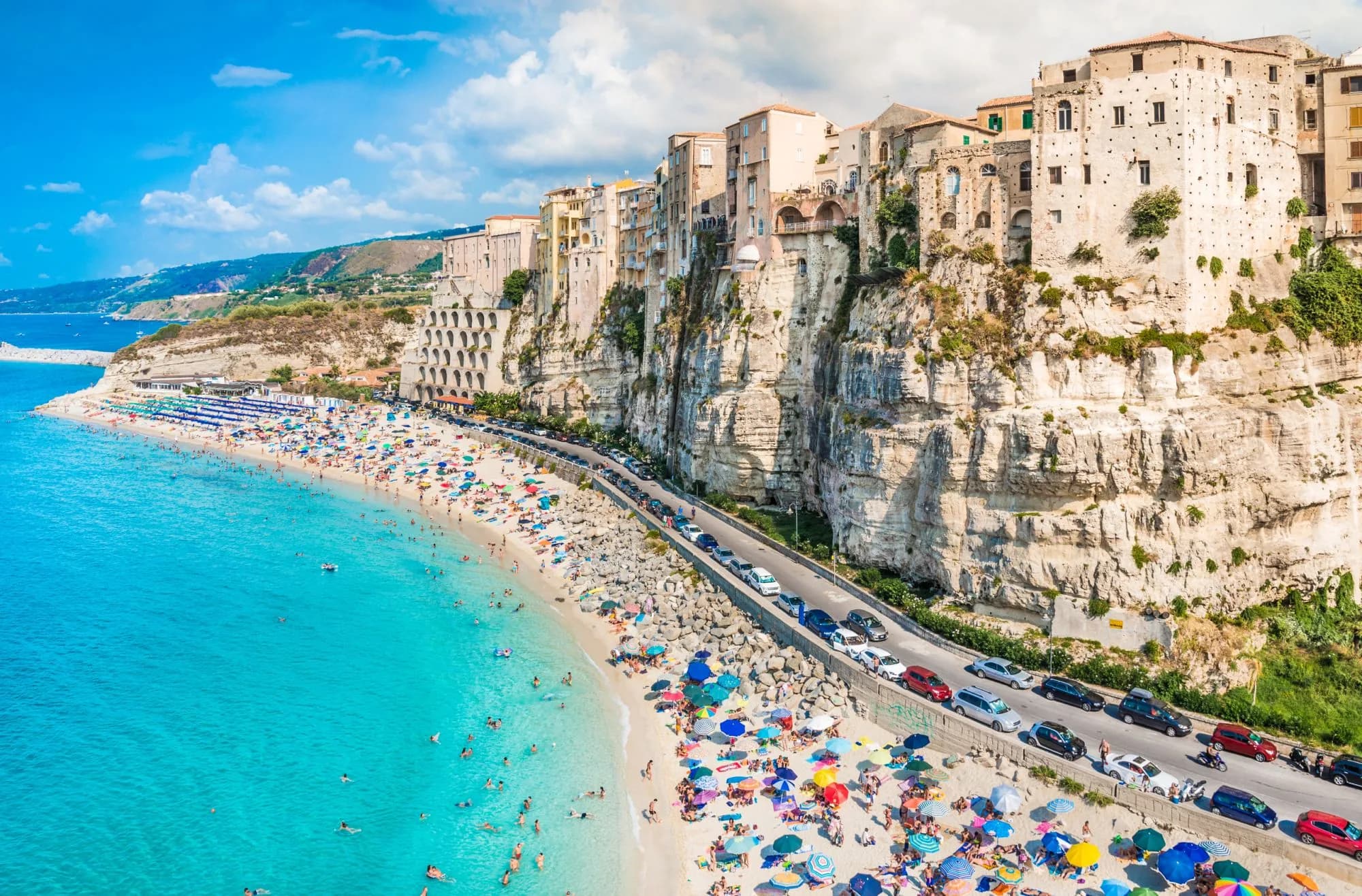 Tropea: il centro storico sulla rupe, sopra la spiaggia e il mare turchese