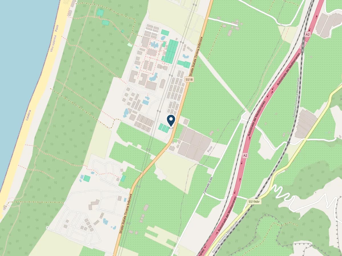 Mappa della zona con il segnaposto sull'ingresso del Pizzo Beach Club, lungo la Strada Statale 18, tra la pineta, la spiaggia e l'autostrada A2